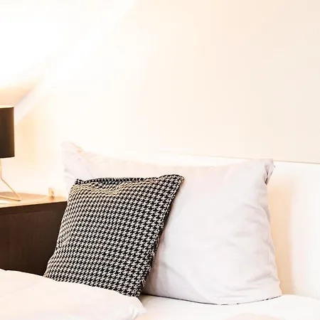 Garden House & Eastpark Hotel 2*